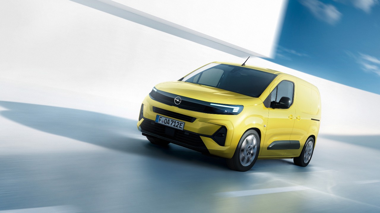 Sprednja stran novega rumenega Opel Comba Electric Van