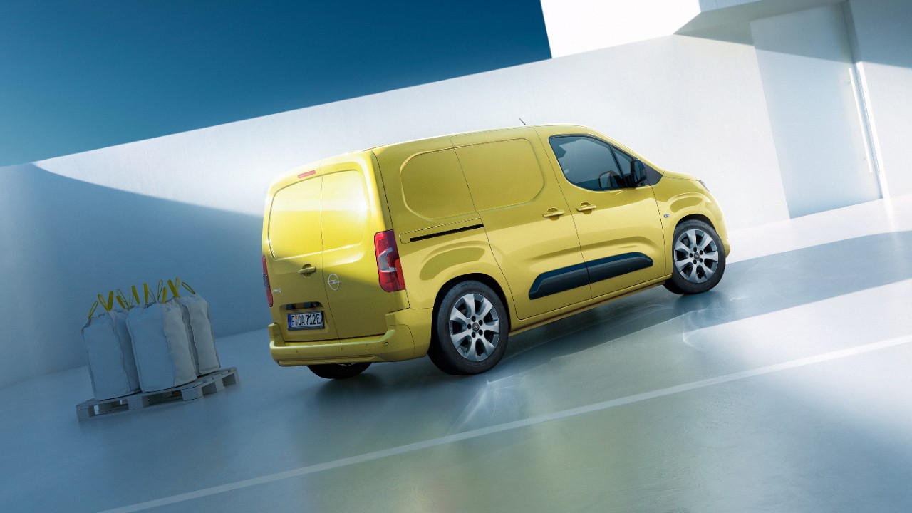 Pogled na zadnji del novega rumenega Opel Comba Electric Van