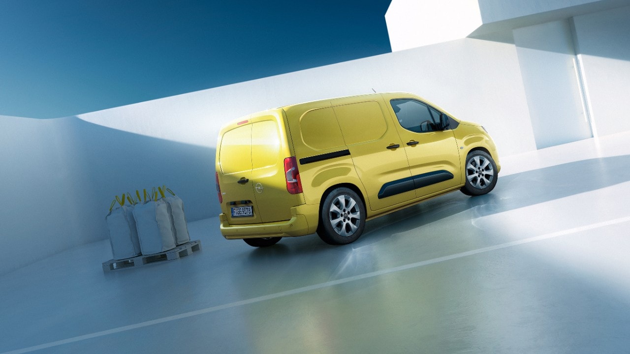 Pogled od zadaj na rumeni novi Opel Combo Van