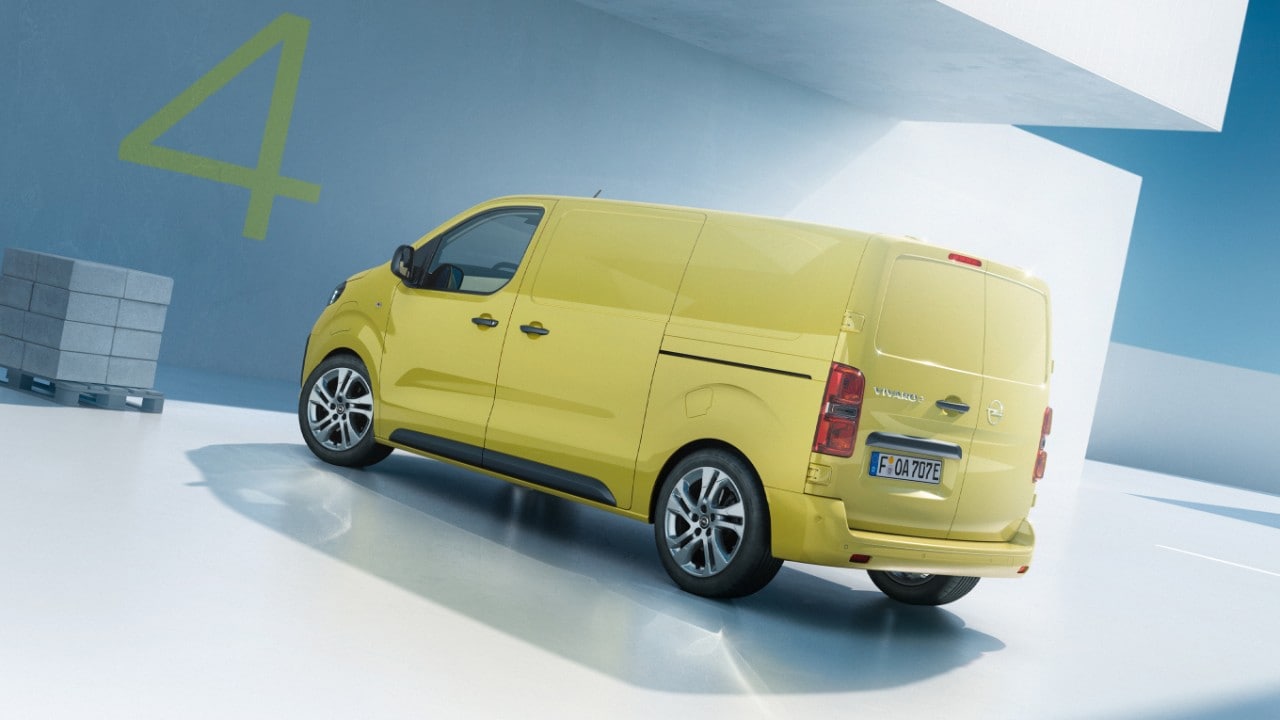 Pogled od zadaj na novi Opel Vivaro Electric v gibanju